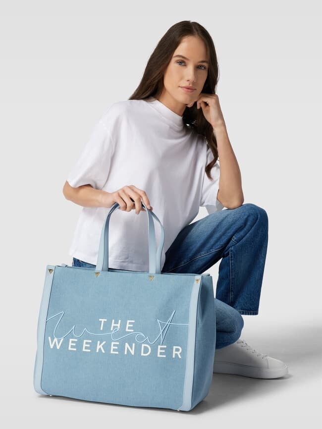 

Модель Weekender с пришивной этикеткой Weekender Denim Weat, джинс