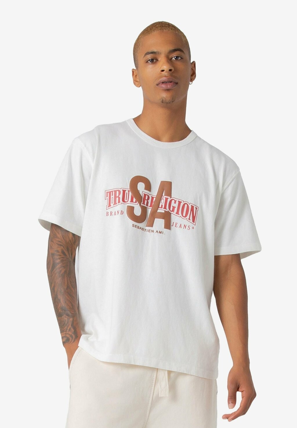 

Футболка с принтом X SEBASTIEN AMI COLLAB True Religion, цвет winter white