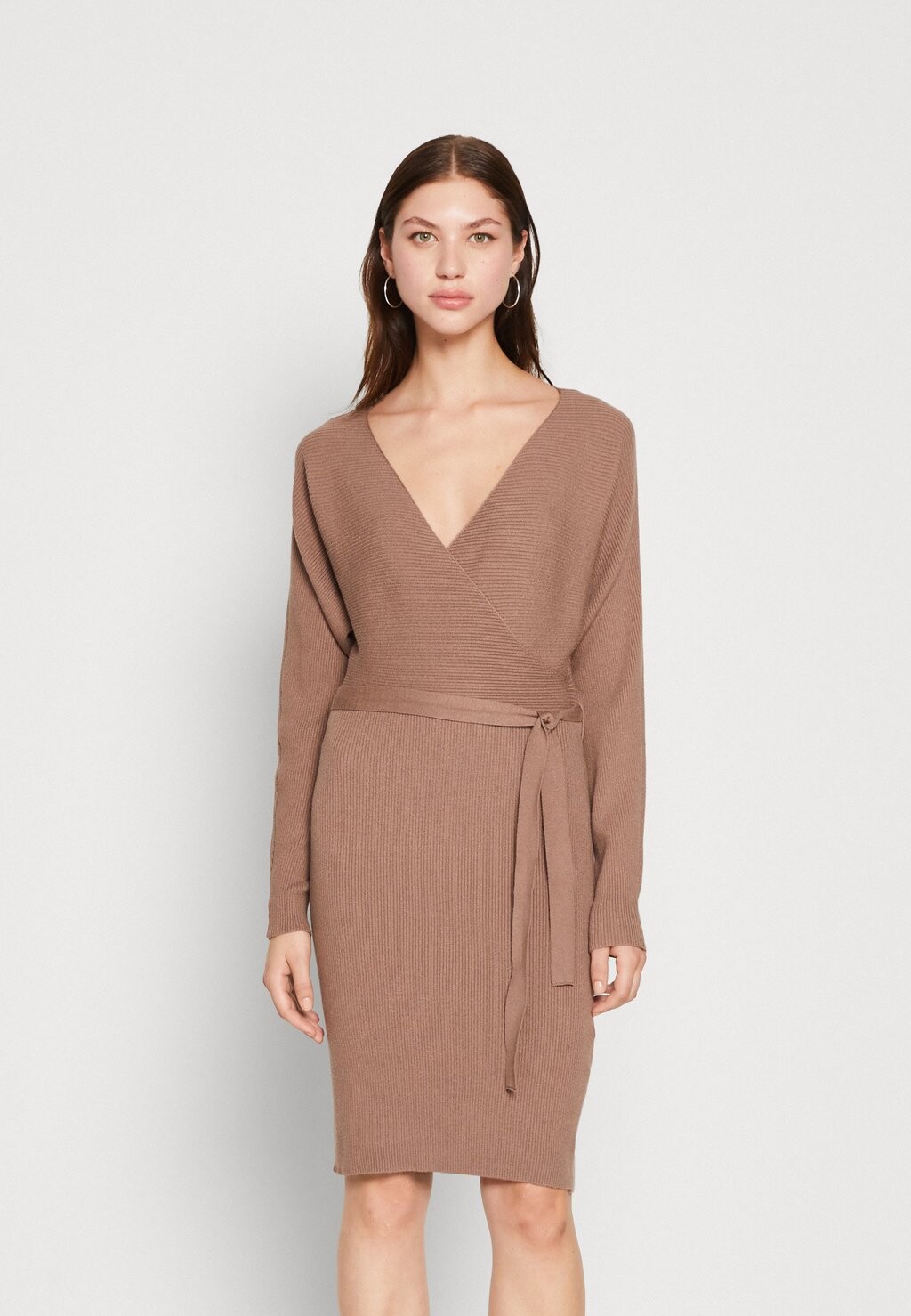 Платье-футляр Vero Moda VMHOLLYREM V NECK DRESS, цвет brown lentil платье vero moda petite цвет brown lentil