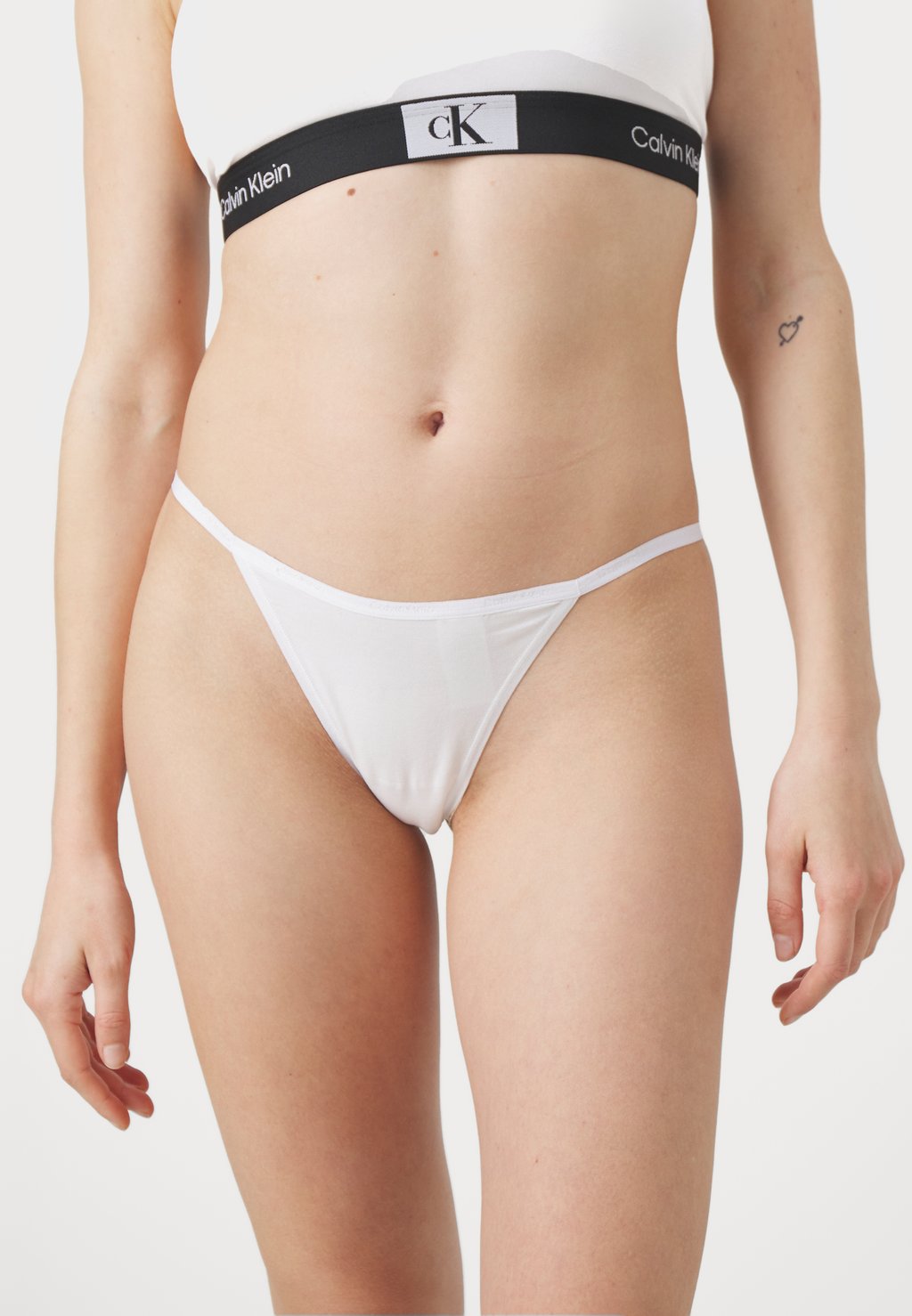 Стринги THONG Calvin Klein Underwear, белый цена и фото