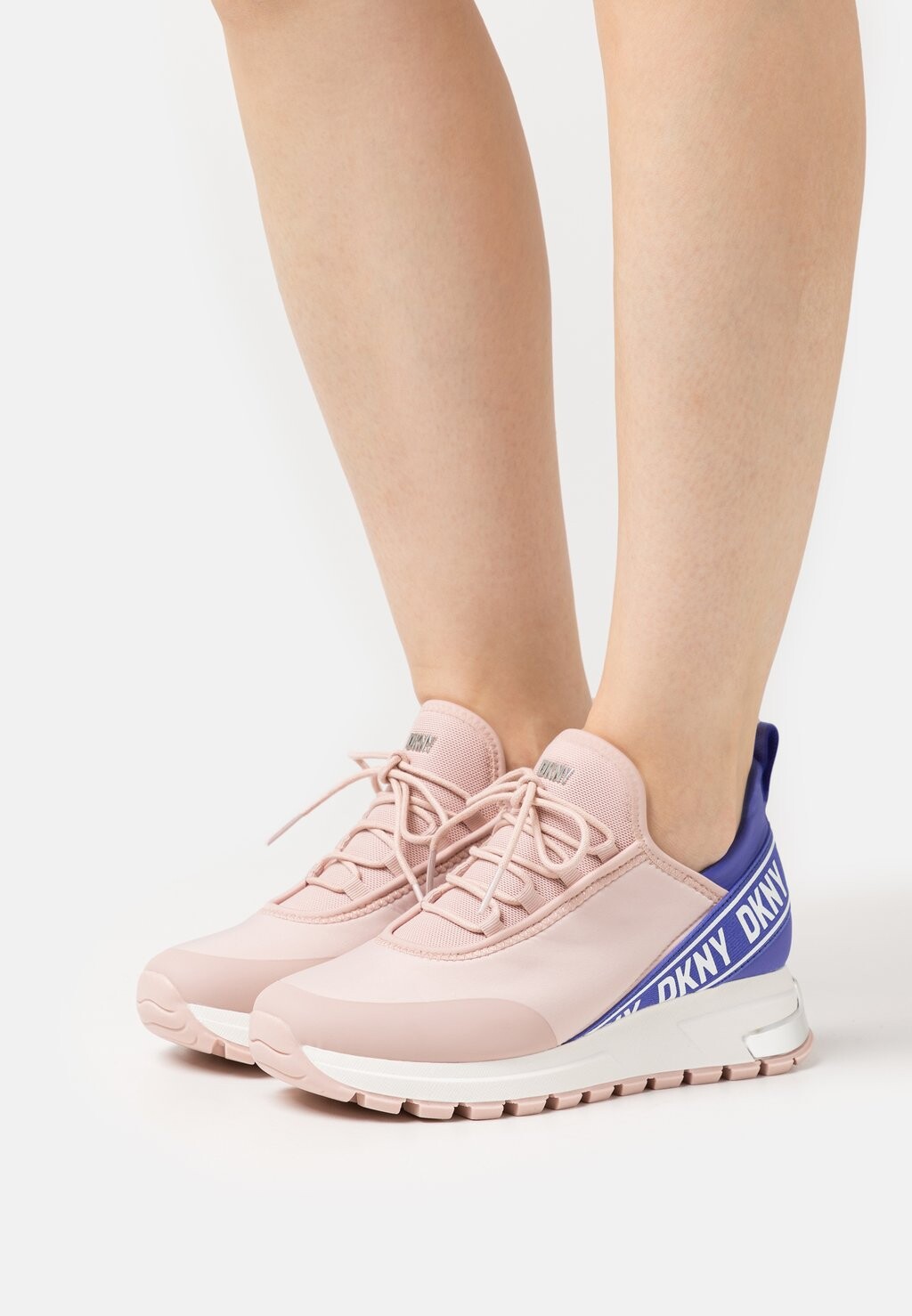 

Кроссовки DKNY