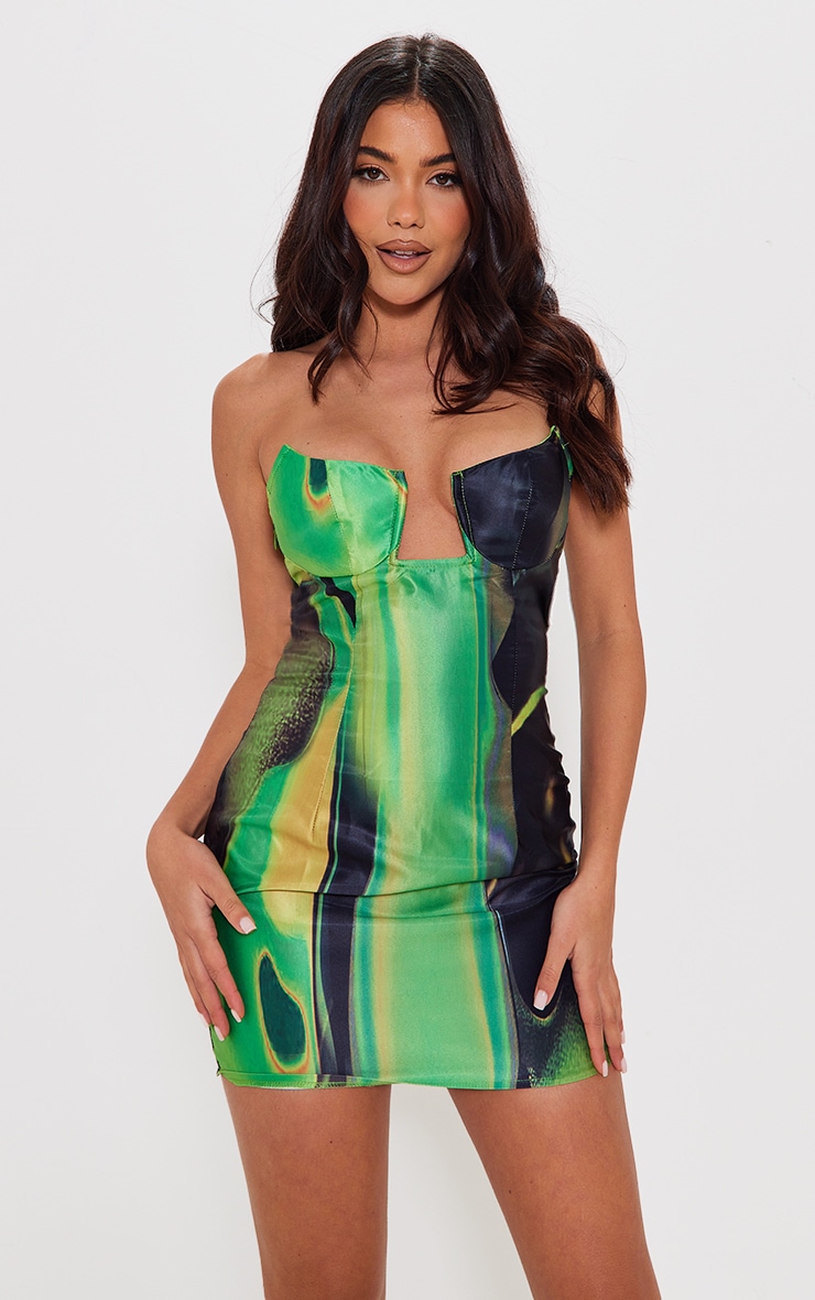 цена PrettyLittleThing Атласное облегающее платье-бандо зеленого цвета с дымчатым принтом и V-образным вырезом