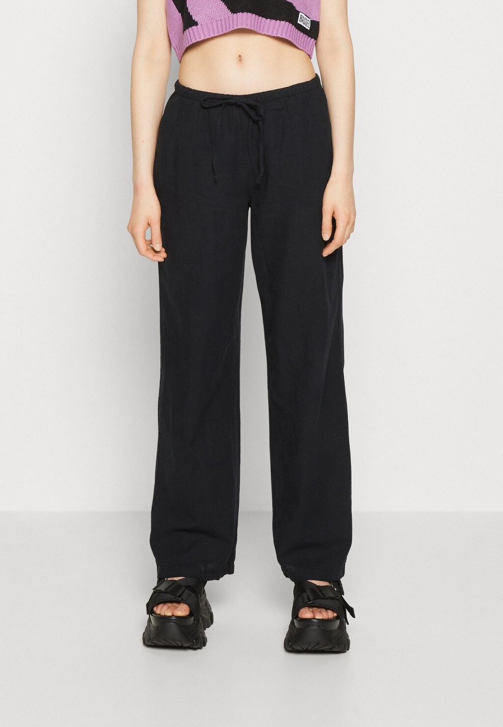 

Брюки Gina Tricot, черный