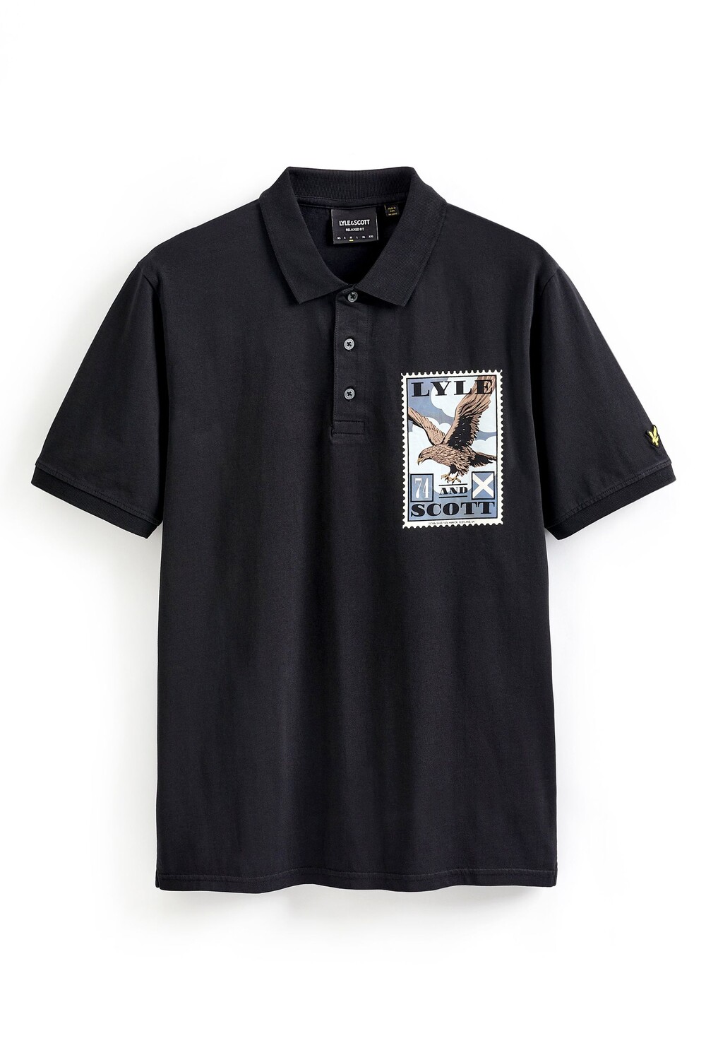 

Черная рубашка-поло Lyle & Scott с принтом в виде печати Lyle & Scott, черный