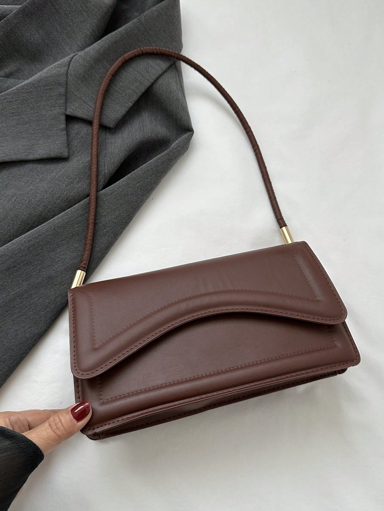 цена Модная однотонная винтажная простая и элегантная сумка на одно плечо, коричневый