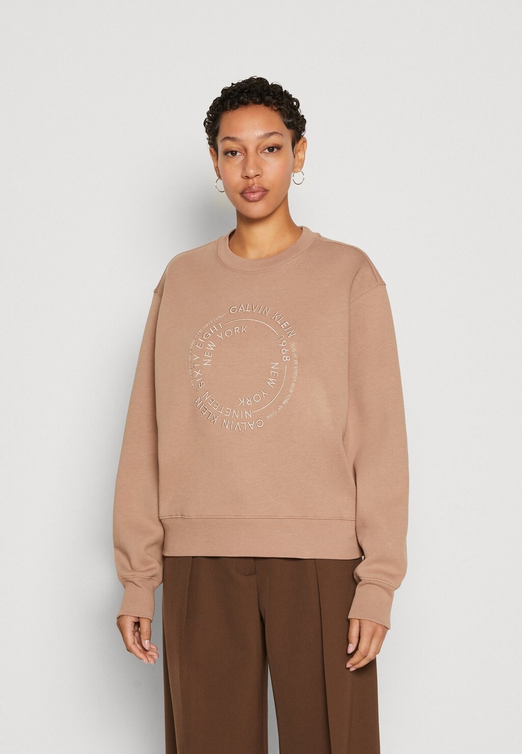 

Толстовка Tonal Graphic Calvin Klein, цвет ginger snap