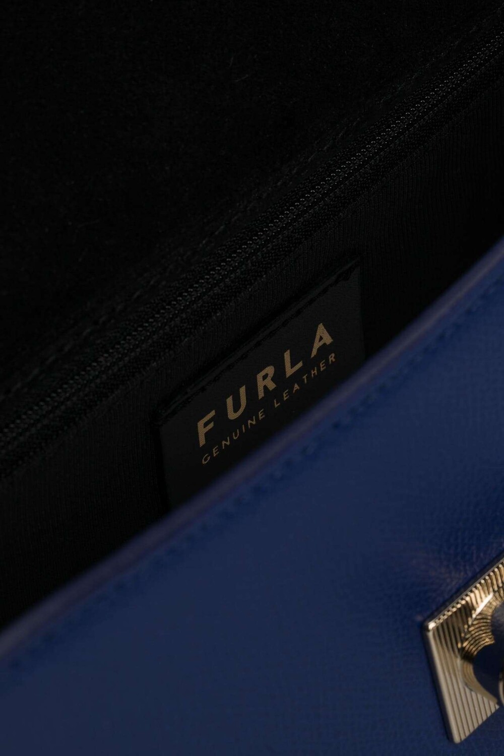 цена Сумка через плечо королевского синего цвета Furla