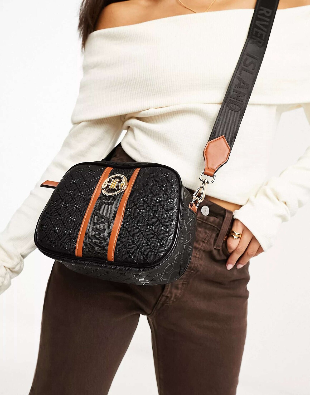 

Черная сумка через плечо River Island с монограммой