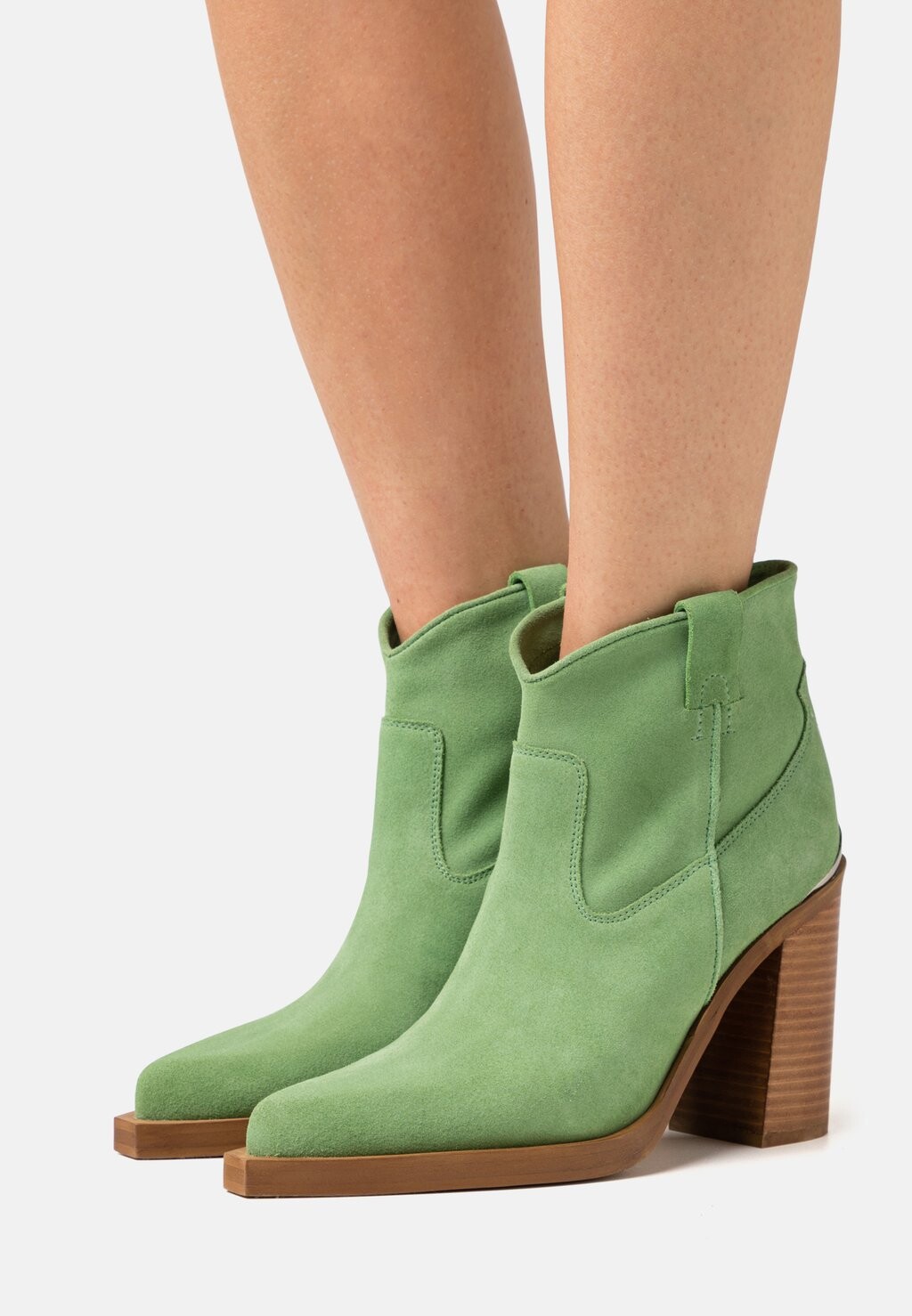 

Ботильоны на каблуке Bronx