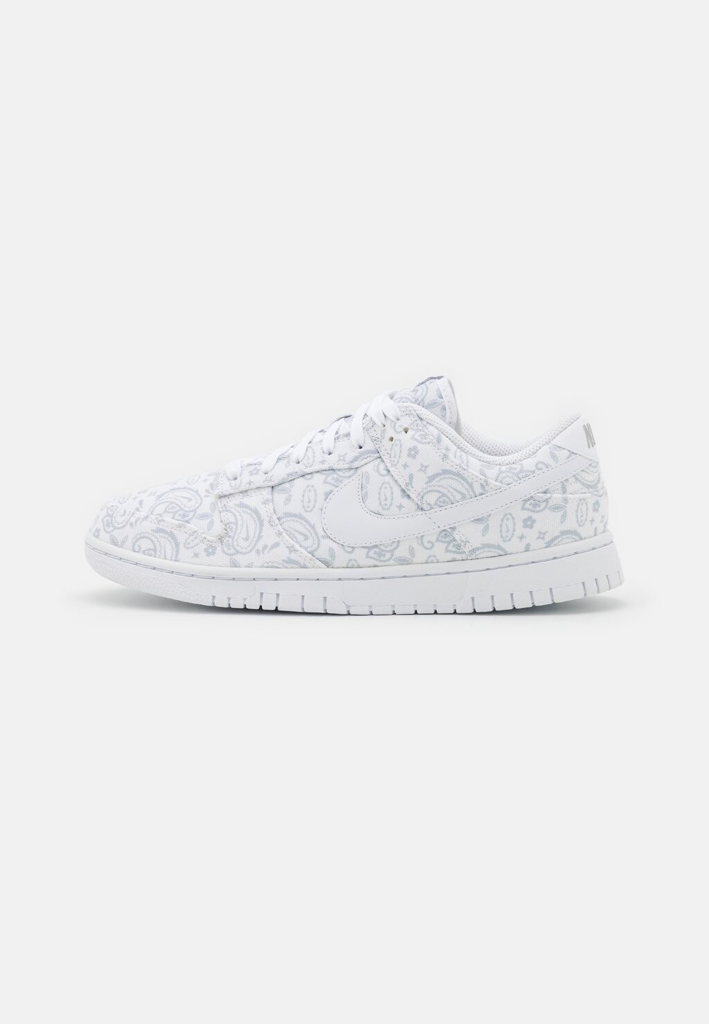 

Кроссовки Nike W Dunk Low Ess, белый / серый туман