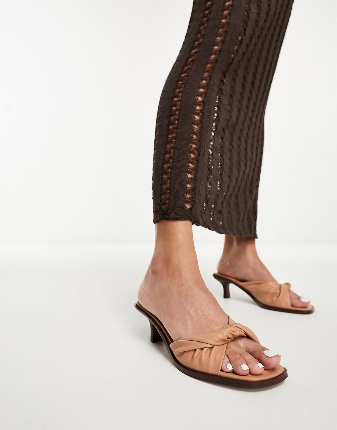 

Бежевые мюли на среднем каблуке с перекрученными деталями ASOS DESIGN Hither