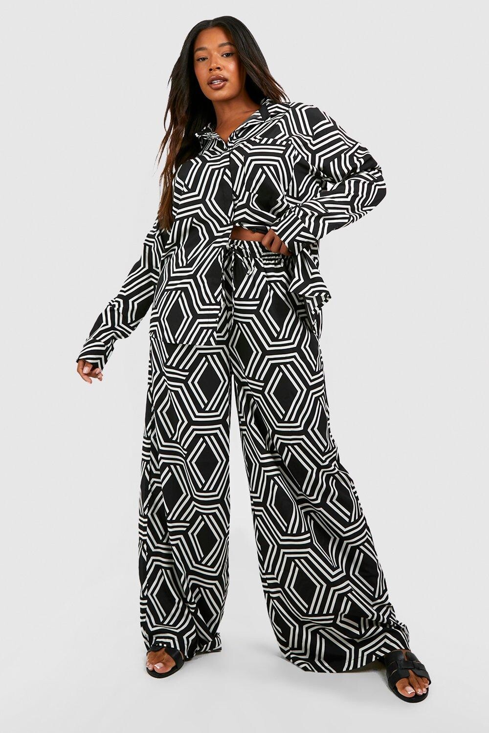 

Широкие брюки plus из ткани с гео принтом Boohoo, черный