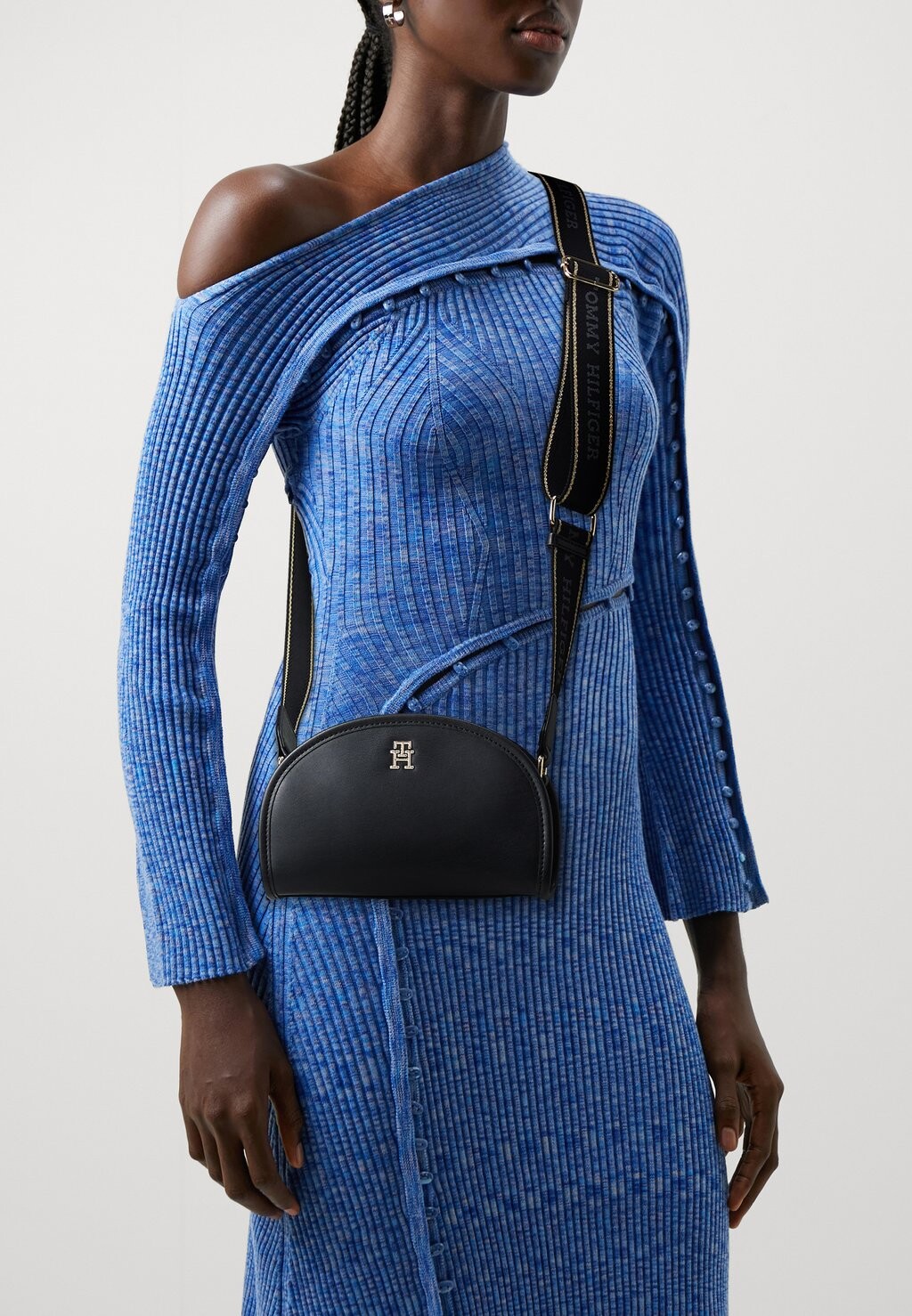 

Сумка через плечо MONOTYPE HALF MOON CAMERA BAG Tommy Hilfiger, цвет black