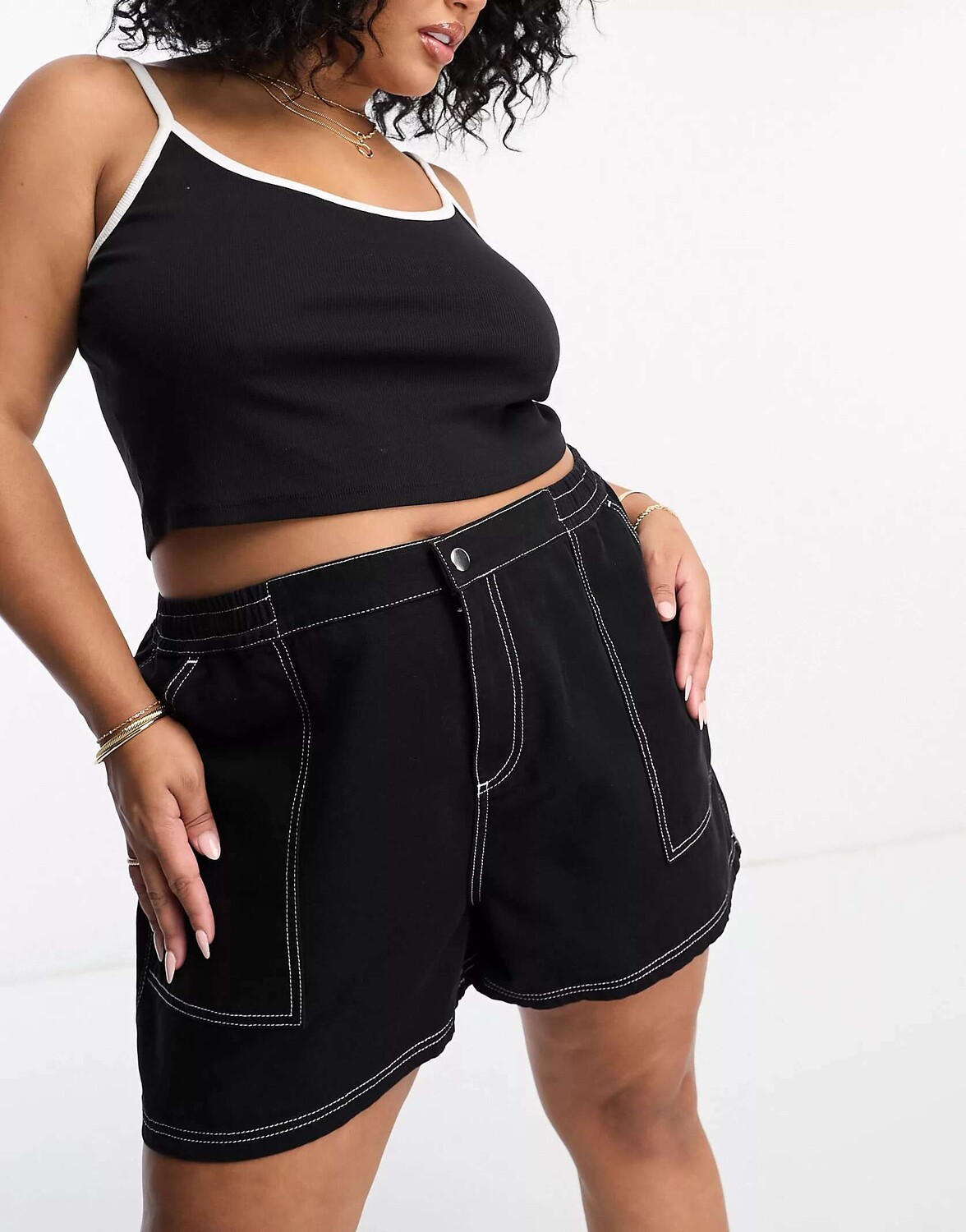 

Черные узкие шорты карго с контрастной строчкой ASOS Curve