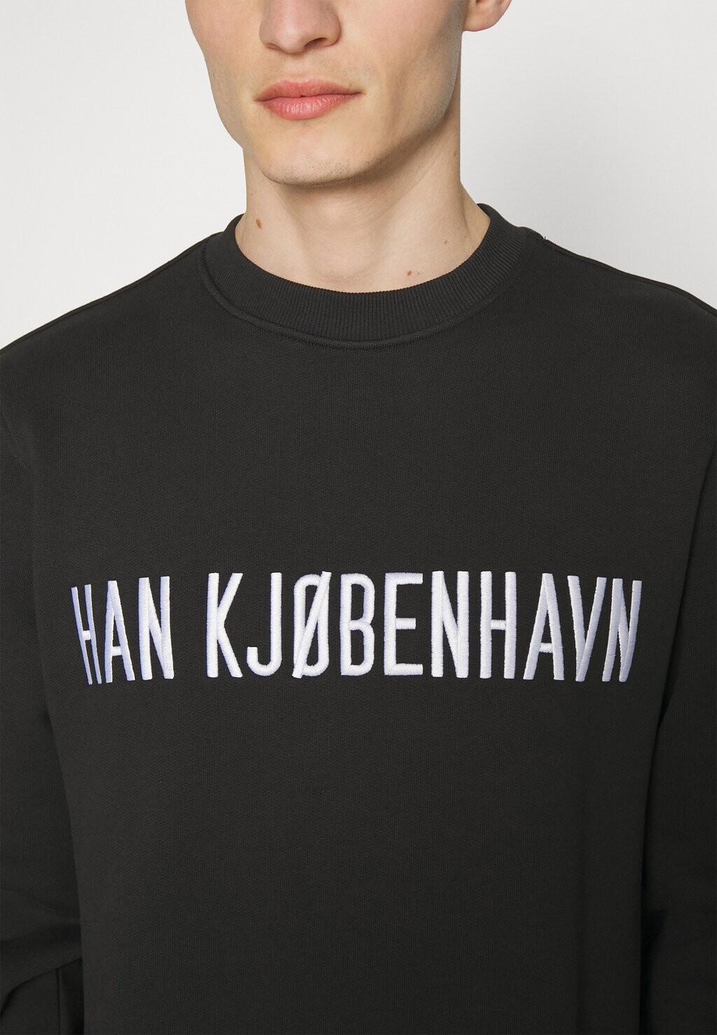 

Толстовка LOGO REGULAR CREWNECK Han Kjøbenhavn, черный