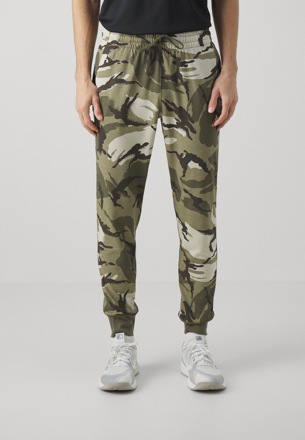 

Спортивные брюки Seasonal Essentials Pant adidas Sportswear, цвет olive strata