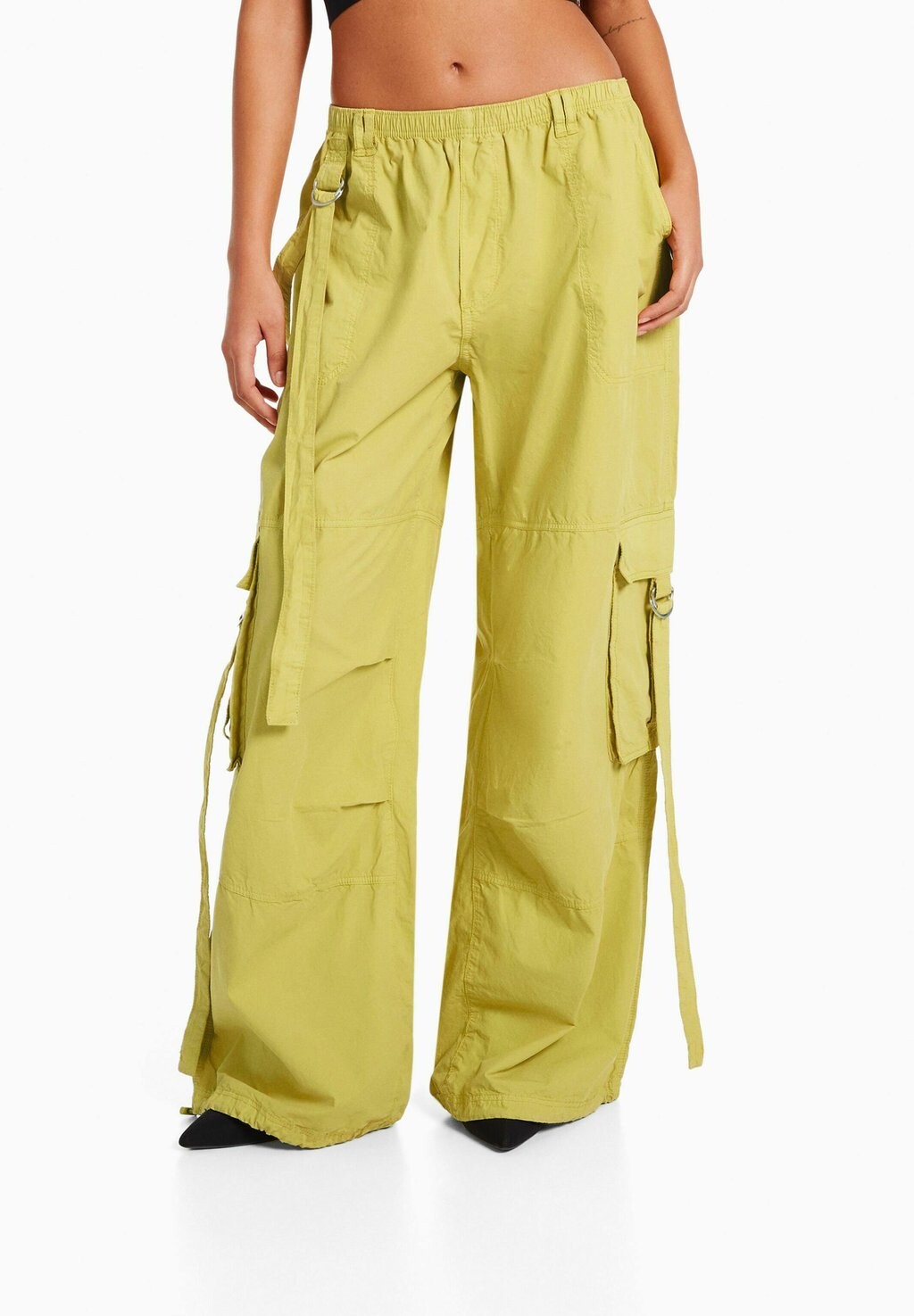 

Брюки карго Bershka, зеленый