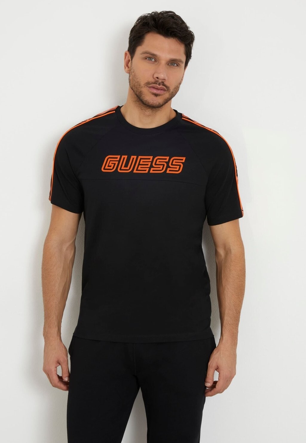 

Футболка с принтом Guess, черный