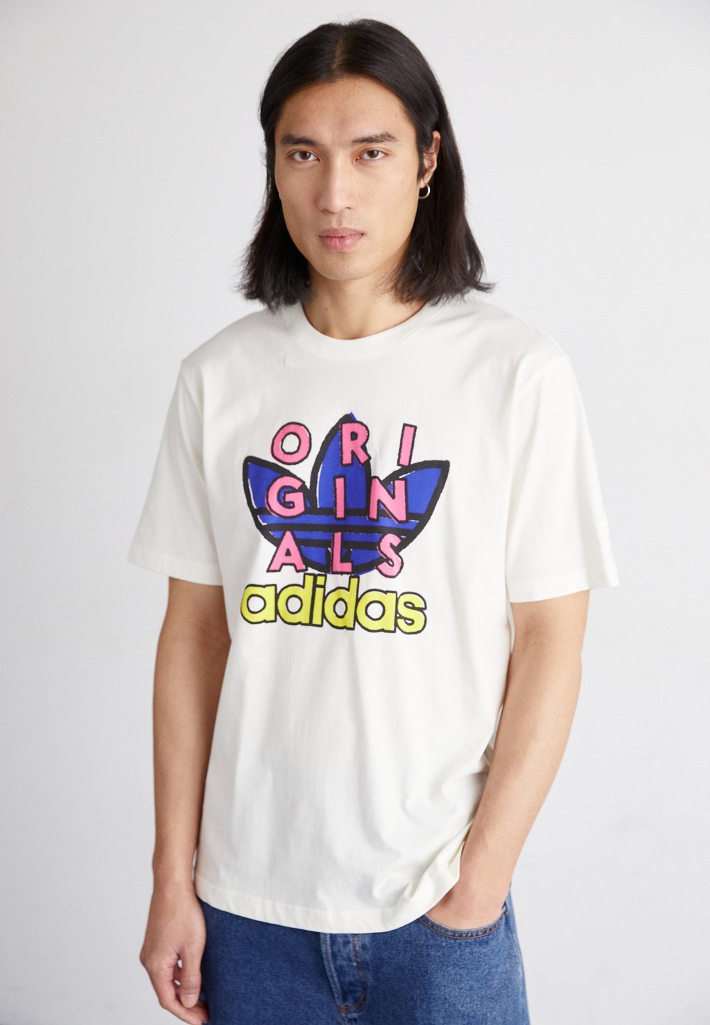 

Футболка с принтом Tee adidas Originals, цвет off-white