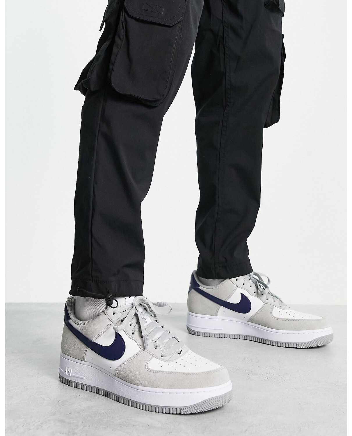 

Серые и темно-синие ретро-кроссовки Nike Air Force 1 '07