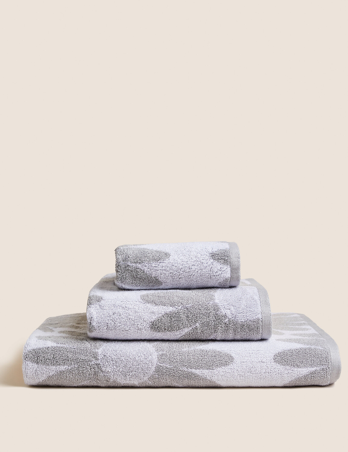 

Жаккардовое полотенце Daisy из чистого хлопка Marks & Spencer, серый микс