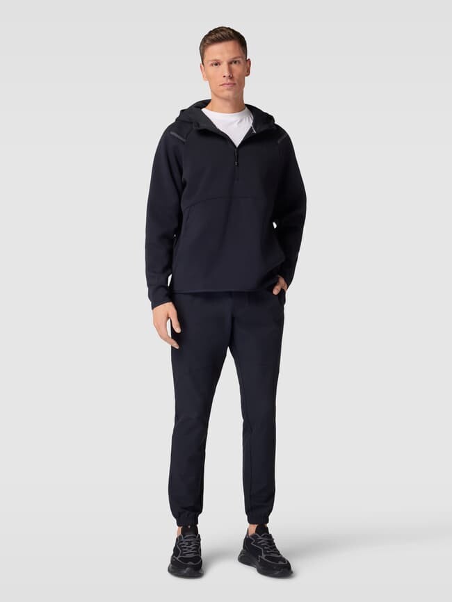 

Спортивные брюки с принтом этикеток Under Armour, черный