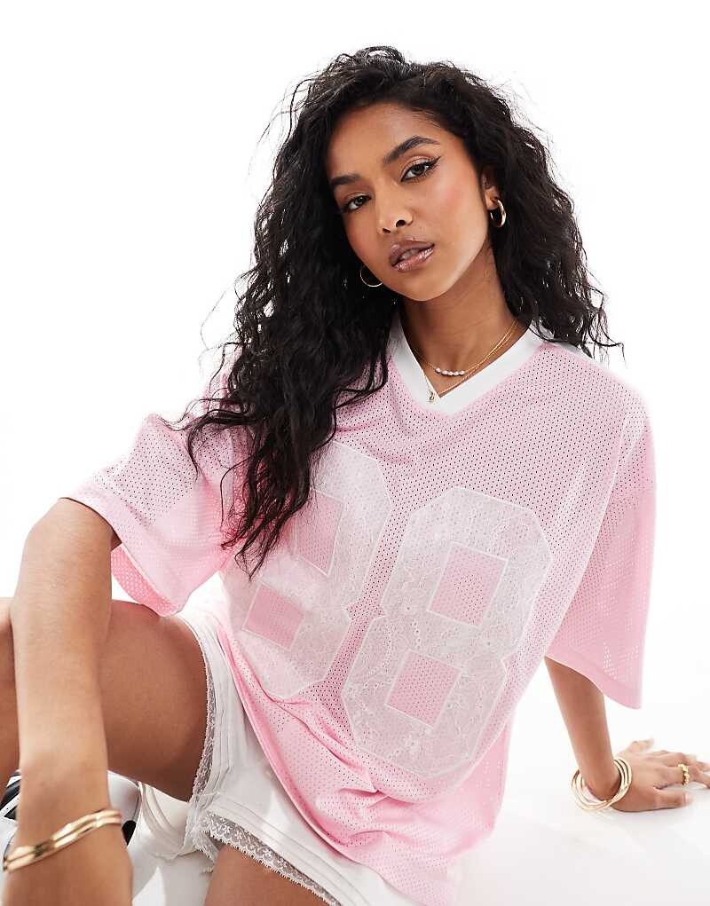 

Розовая объемная футболка с v-образным вырезом и кружевными цифрами ASOS DESIGN