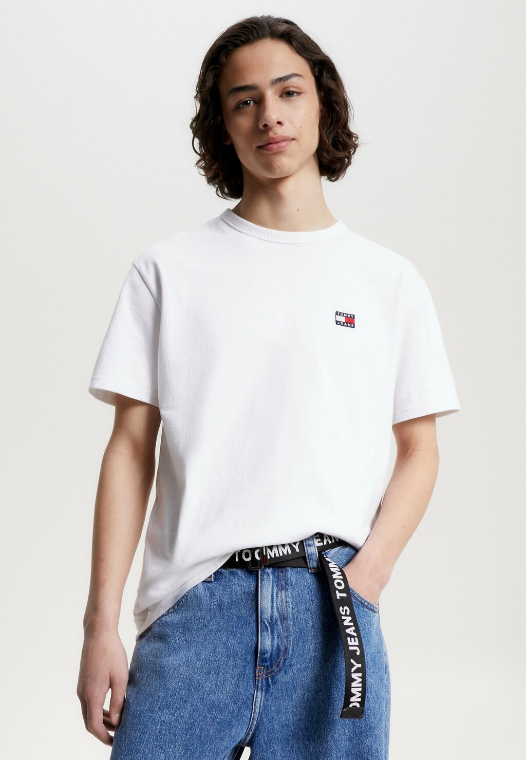 

Базовая футболка BADGE CLASSIC FIT Tommy Jeans, белый