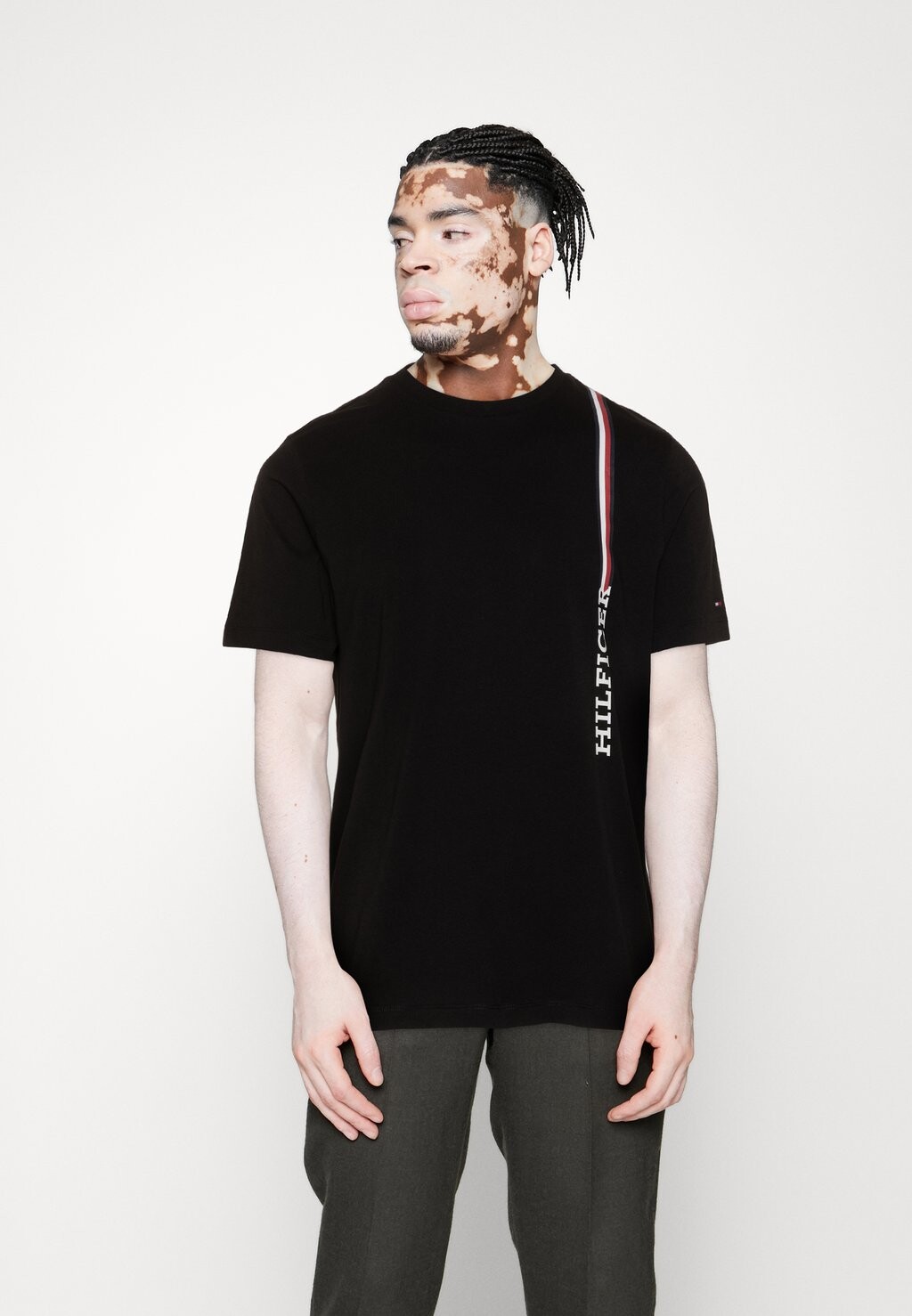 

Футболка с принтом MONOTYPE VERTICAL STRIPE Tommy Hilfiger, черный
