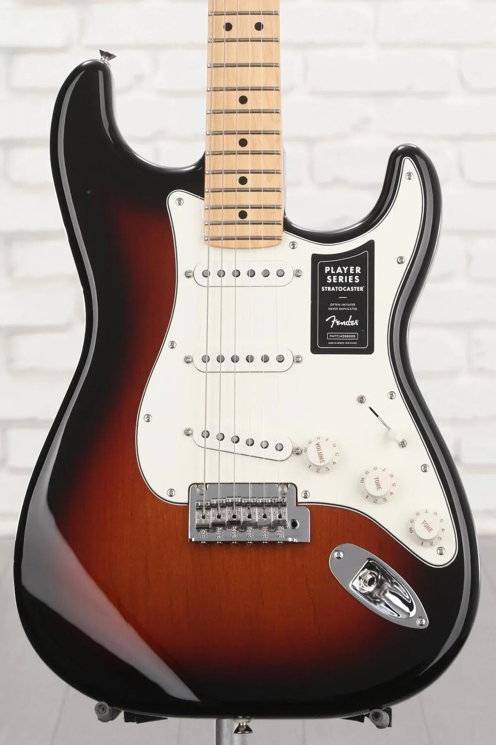 

Fender Player Stratocaster — 3-тональный Sunburst с демо-версией грифа из клена
