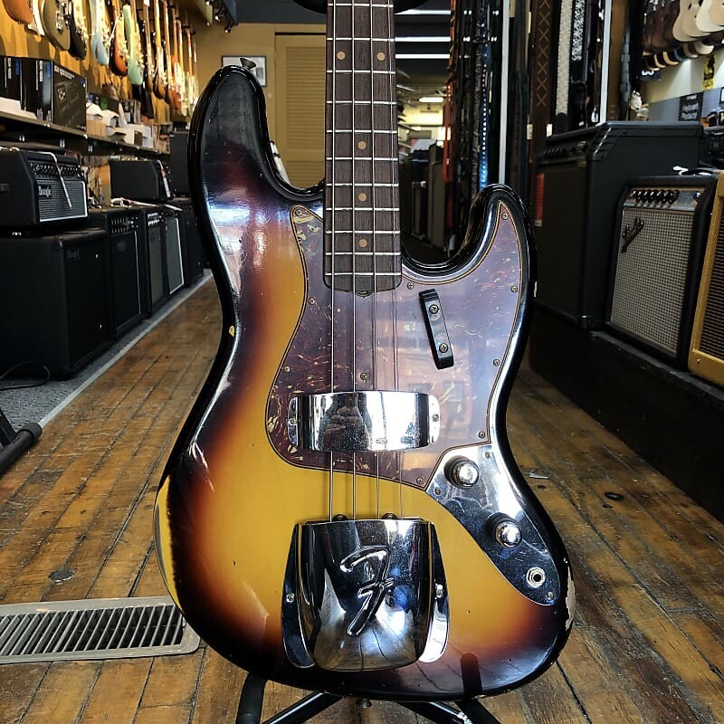 

Басс гитара Fender Custom Shop '62 Jazz Bass Relic 3-Color Sunburst w/Hard Case