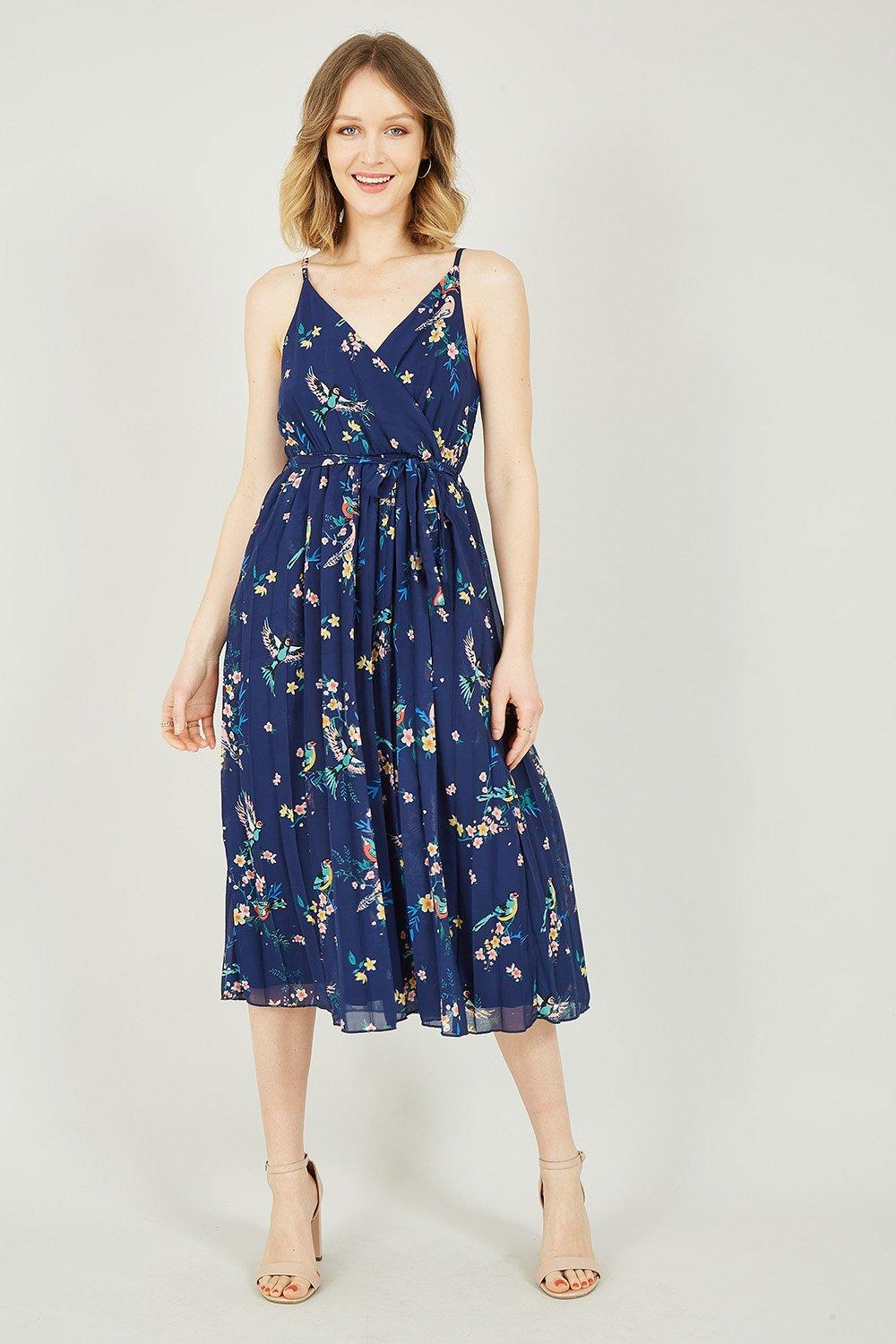 цена Темно-синее плиссированное платье с ботаническим принтом птиц Yumi, синий