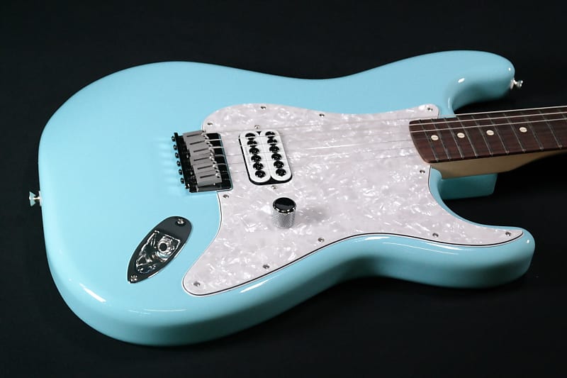 Электрогитара Fender Limited Edition Tom Delonge Stratocaster, Rosewood Fingerboard, Daphne Blue 082