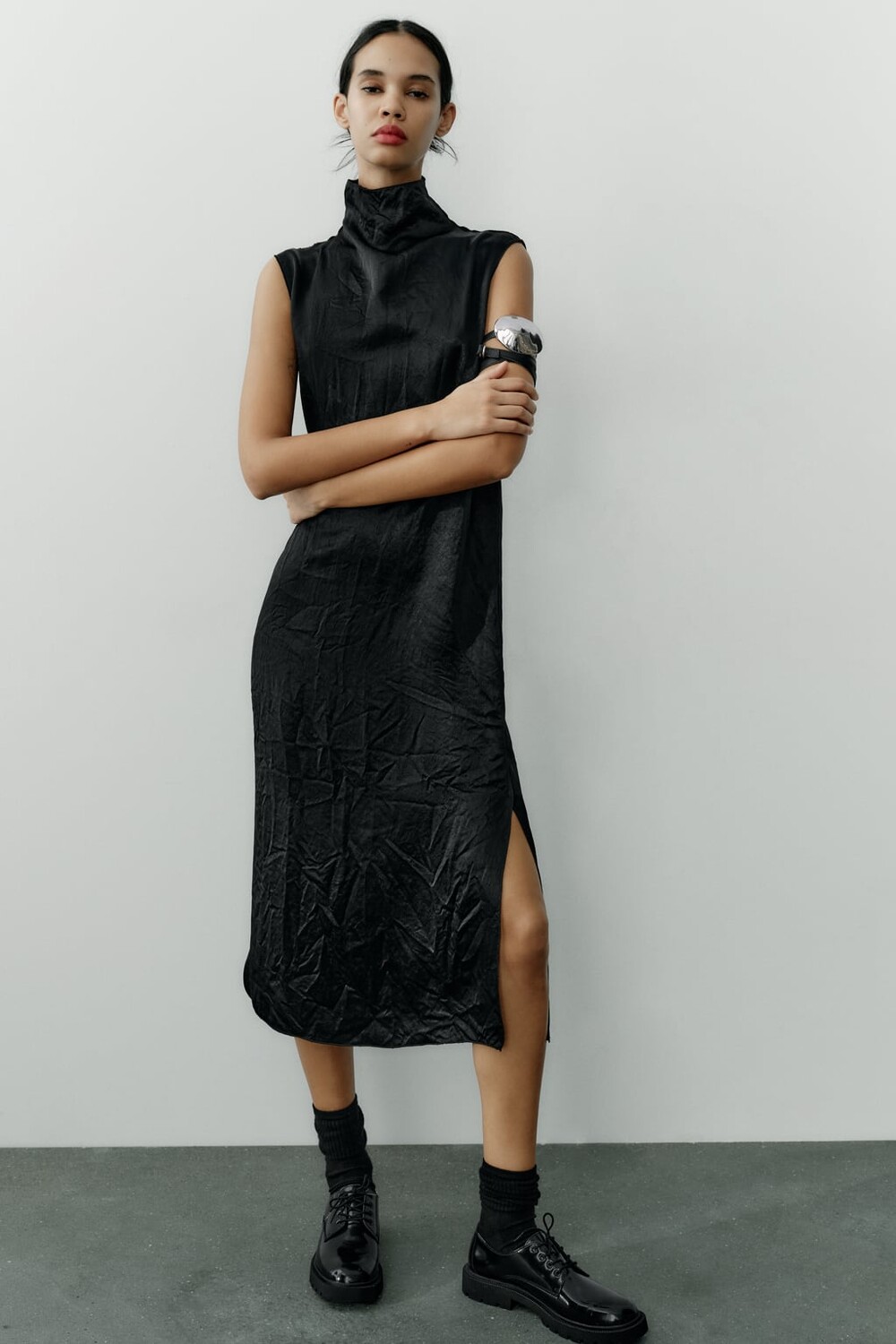 

Атласное платье со складками ZARA, черный