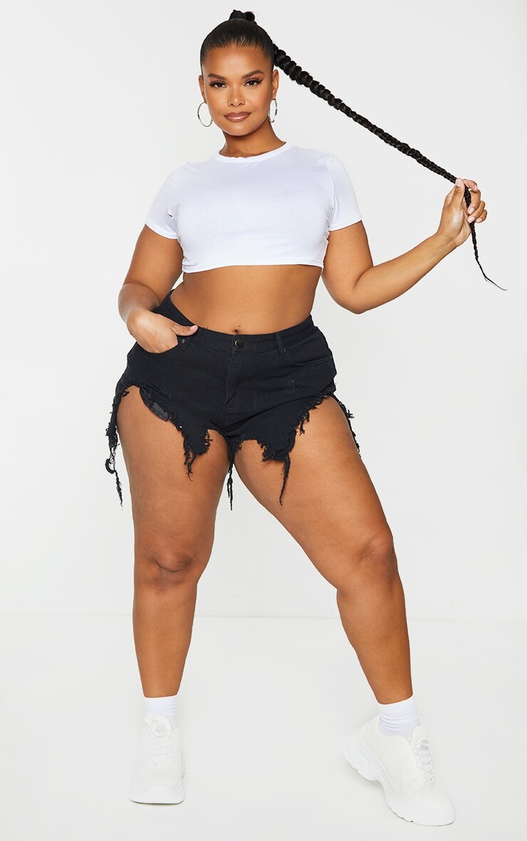 

PrettyLittleThing Черные джинсовые шорты с рваными бедрами Plus