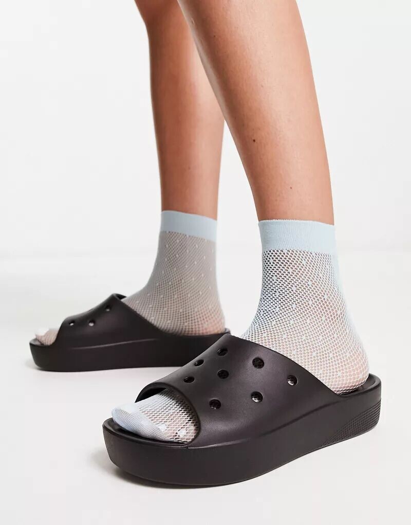 

Черные шлепанцы на платформе Crocs