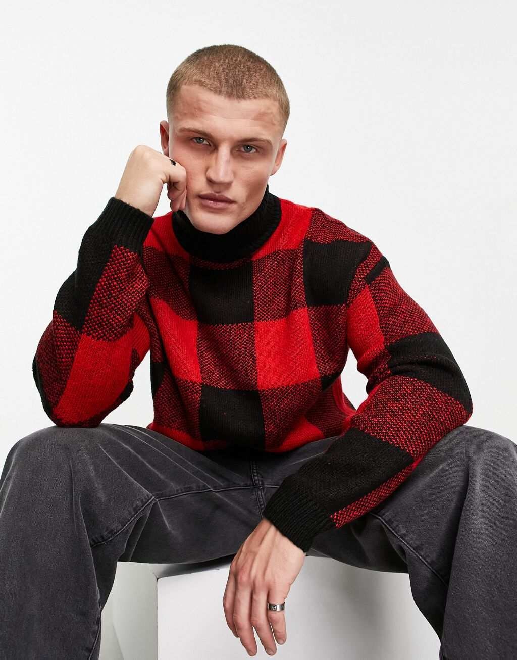 

Красно-черный пушистый джемпер в клетку с высоким воротником ASOS DESIGN