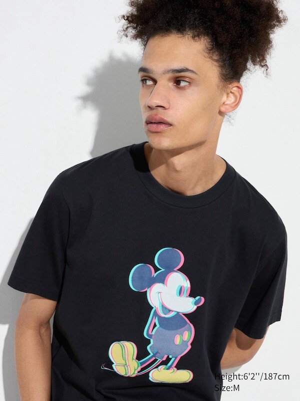 

Микки выступает в графической футболке Uniqlo, черный