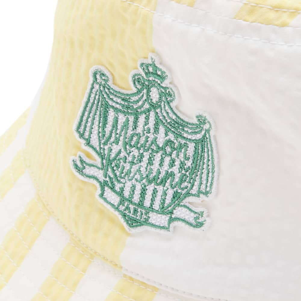 

Панама в полоску Maison Kitsune у бассейна