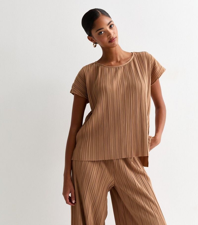 

Футболка с короткими рукавами и плиссированной тканью цвета Camel New Look, песочный
