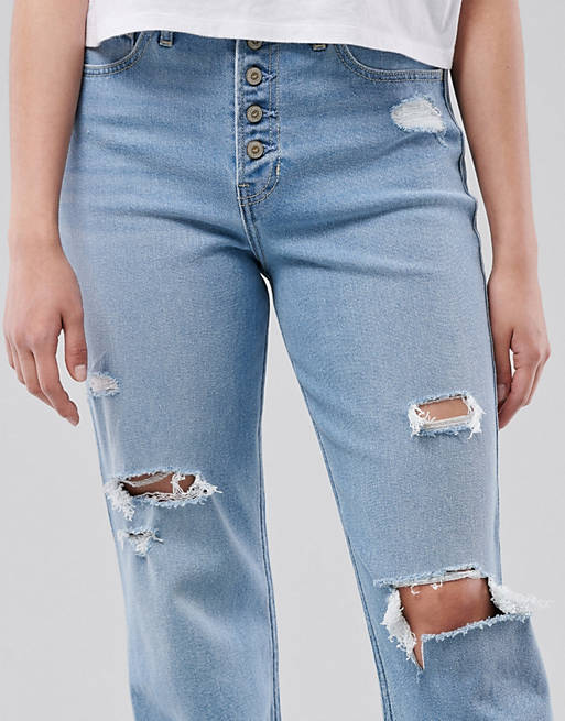 цена Голубые джинсы прямого кроя с рваными краями Hollister