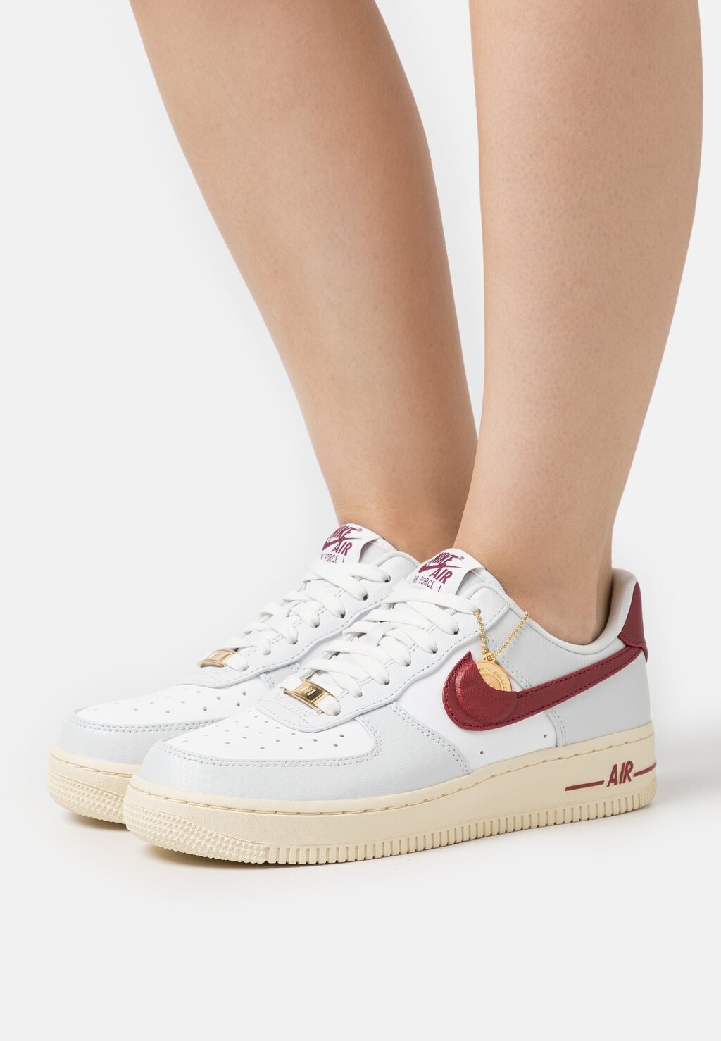 

Кроссовки Nike Wmns Air Force 1 07 Se, фотонная пыль / красный