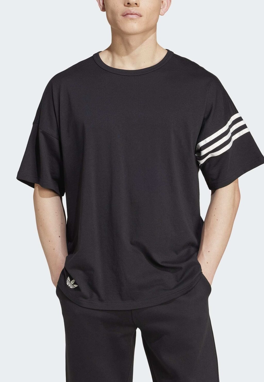 

Футболка с принтом NEUCLASSICS adidas, черный