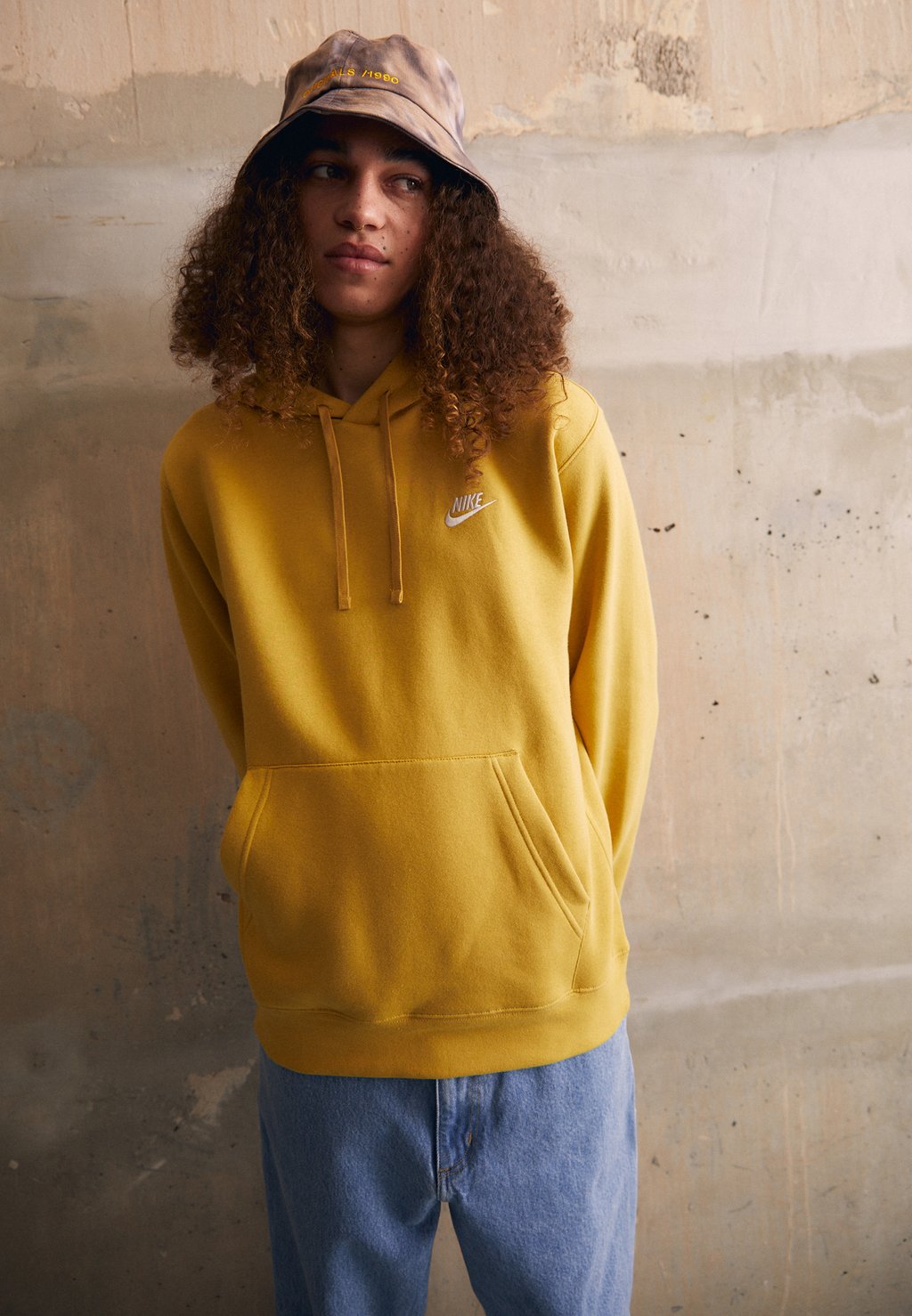 

Худи Nike Club Hoodie, пшенично-золотой, Желтый