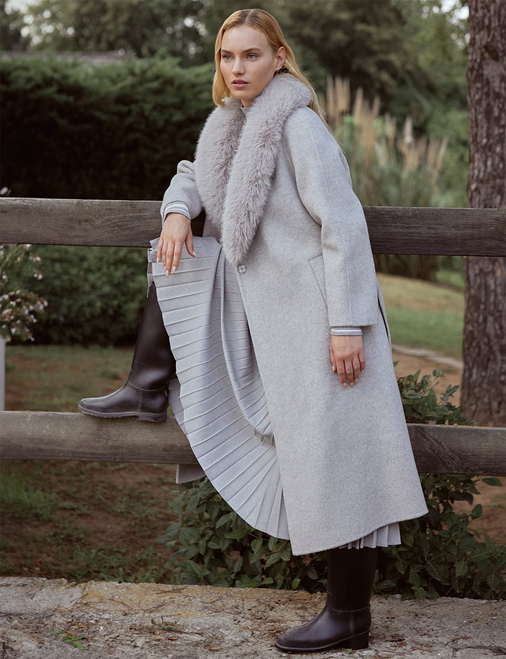 Пальто премиум-класса с меховой отделкой из шерсти альпаки и узором «елочка», серое Kayra
