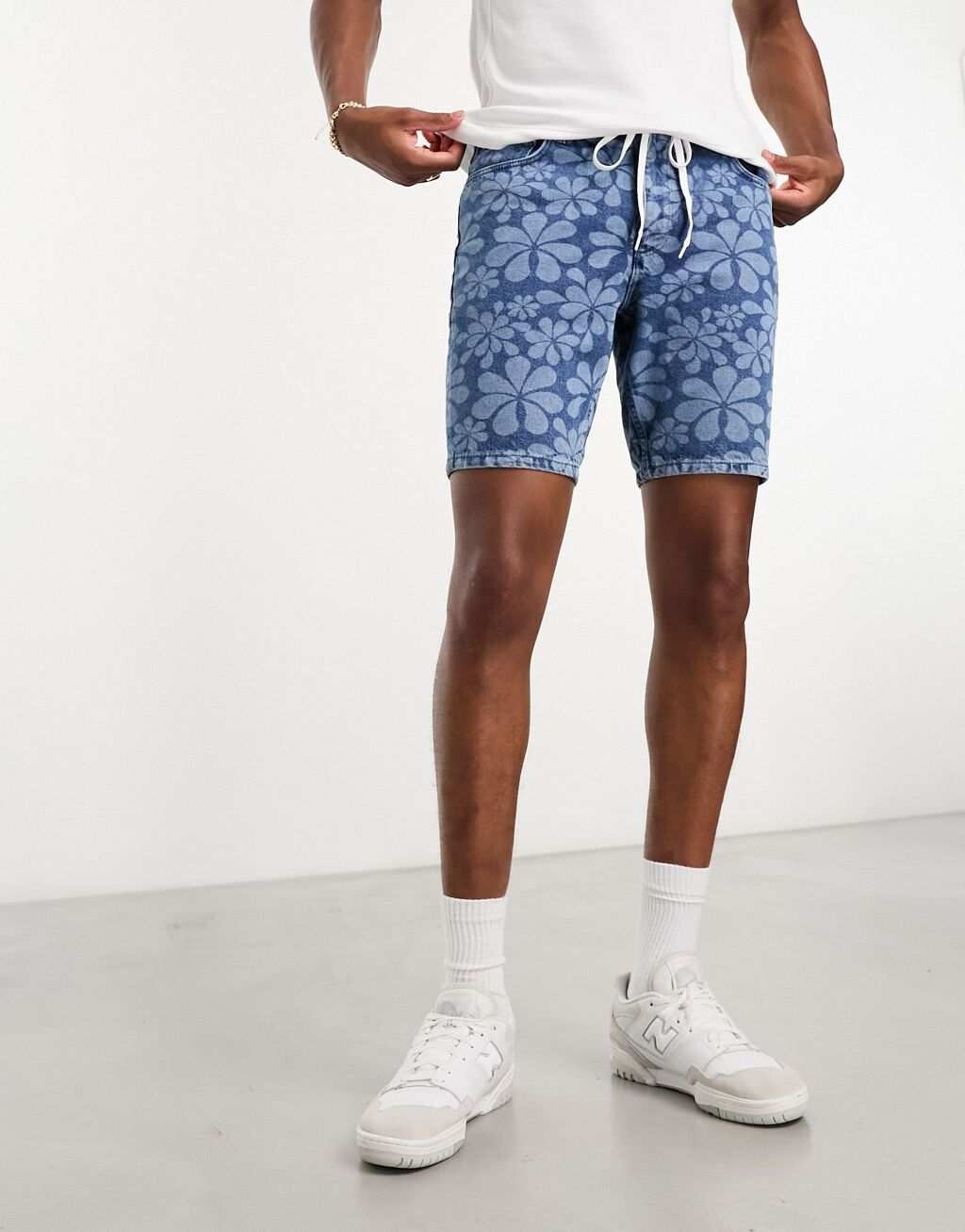 

Синие джинсовые шорты средней длины с цветочным принтом ASOS DESIGN classis