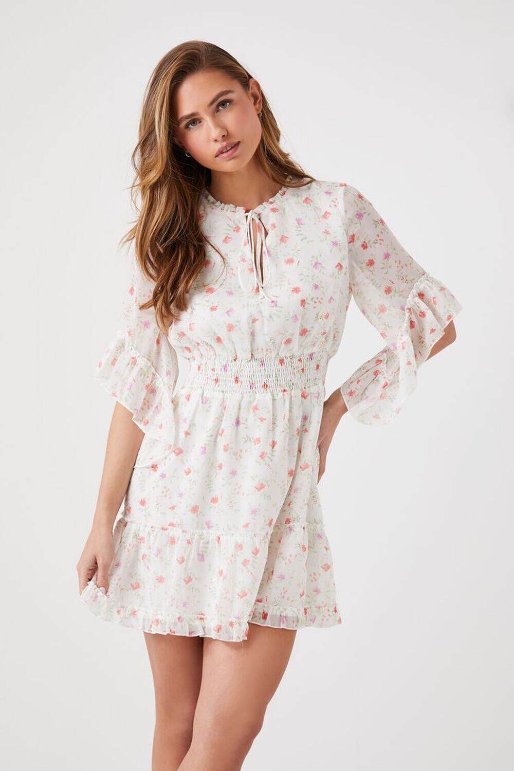 

Шифоновое мини-платье с цветочным принтом Forever 21, слоновая кость