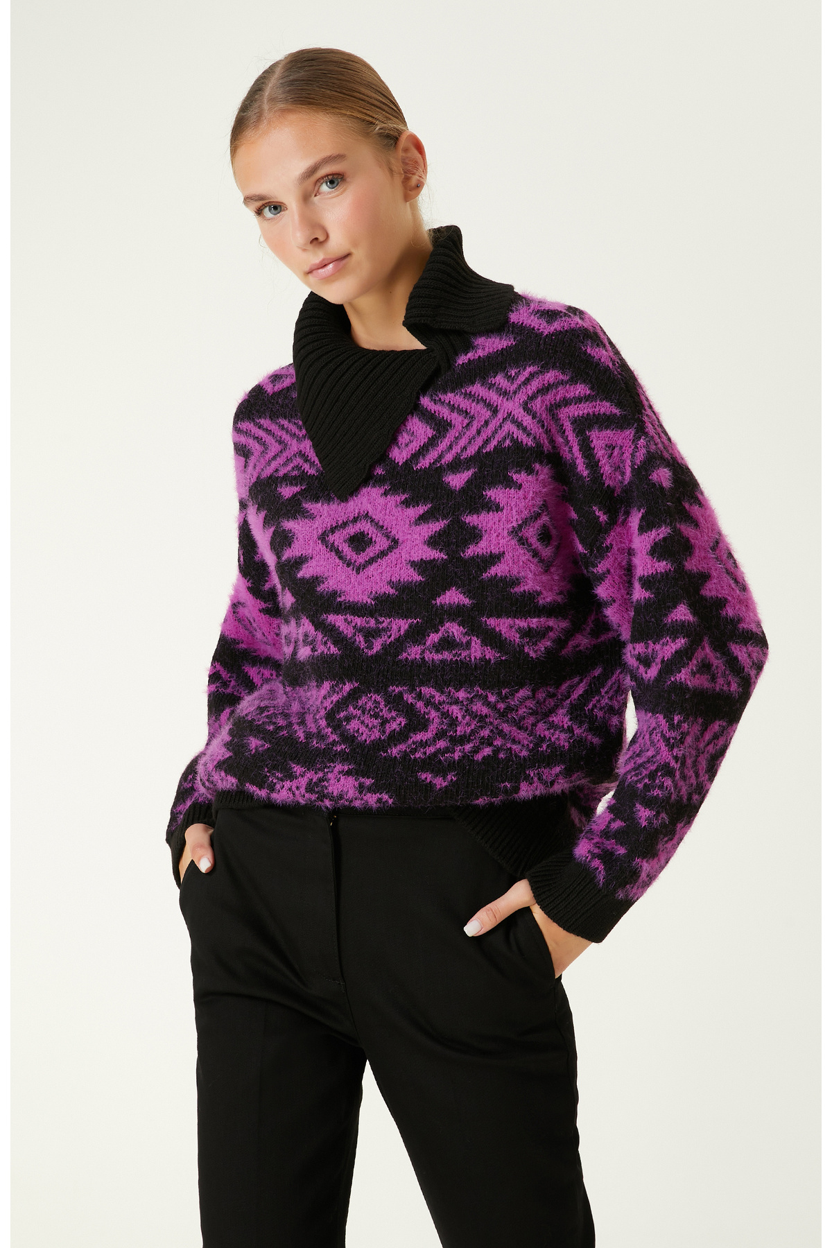 Черный трикотажный свитер цвета фуксии с этническим узором Network, черный