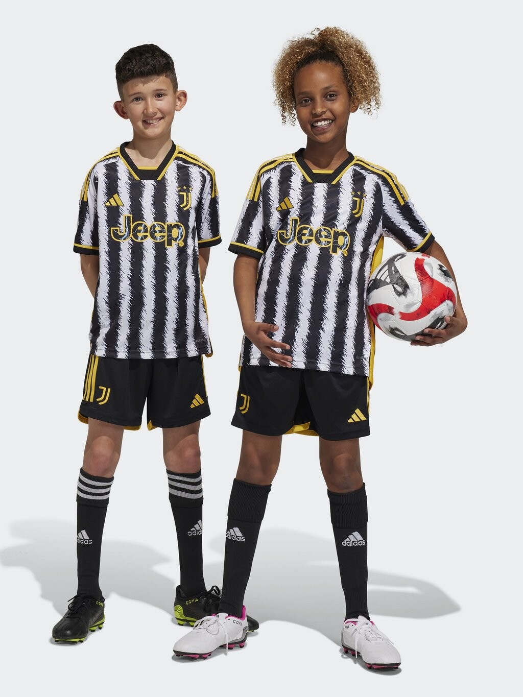

Спортивные шорты Juventus 23/24 Home Adidas, цвет black/bold gold