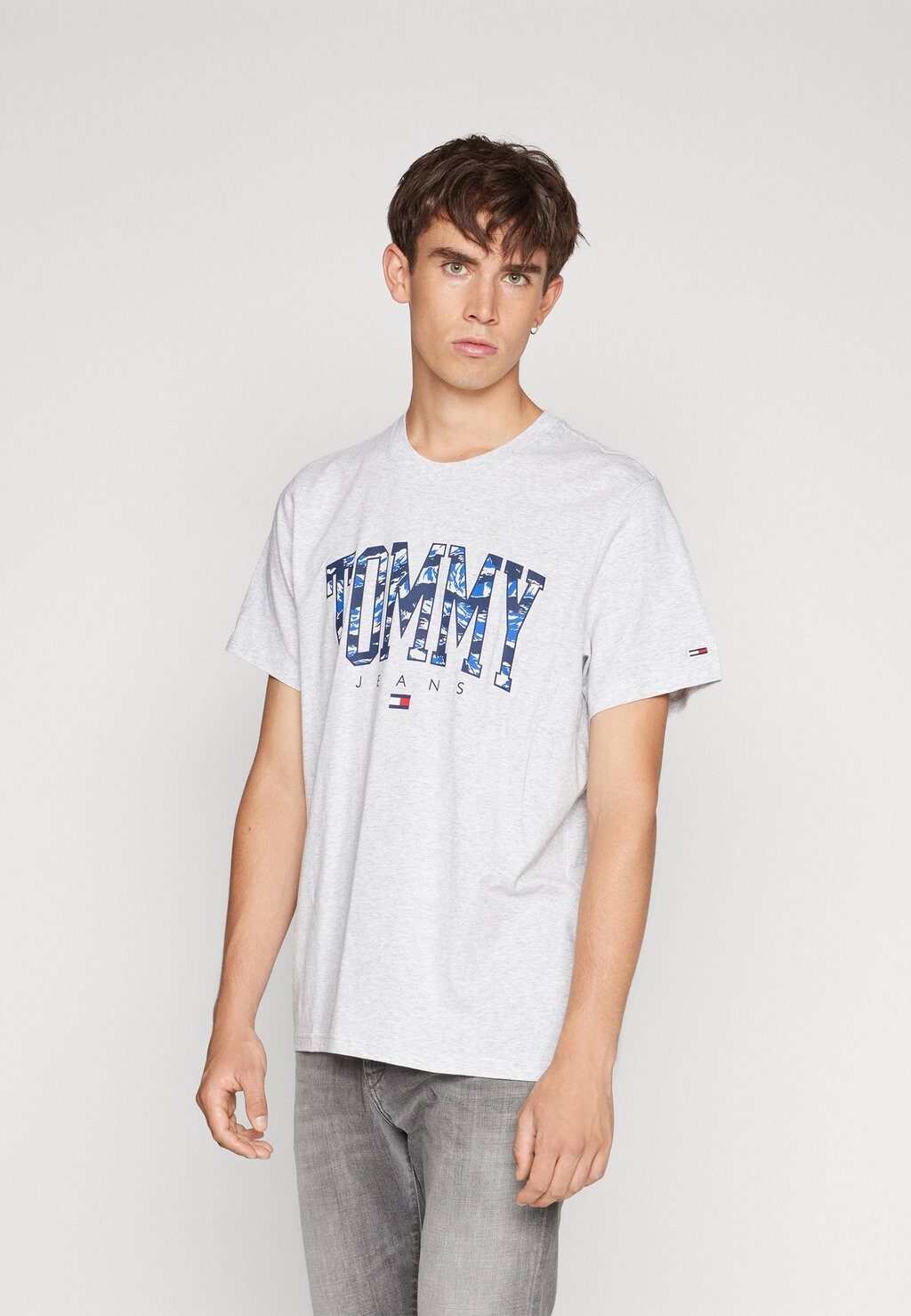 

Футболка с принтом CAMO COLLEGE TEE Tommy Jeans, серебристо-серая, Серый